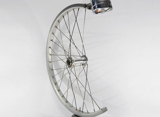 Upcycling-ideas-with-bicycle-parts-desk-lamp-industrial-look