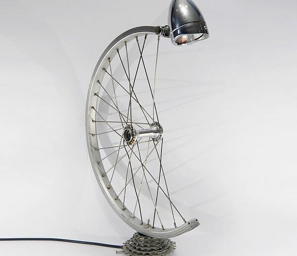 Upcycling-ideas-with-bicycle-parts-desk-lamp-industrial-look