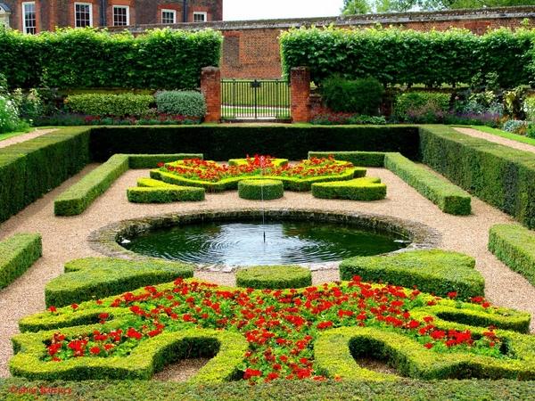 awsome-french-garden-design-pond-fountain-red-flowers