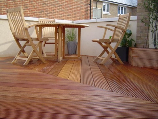 balcony-dining-area-ideas-for-deck-of-bangkirai-wood