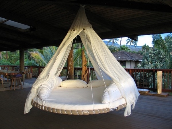 beautiful-hanging-bed-veranda