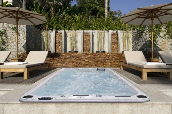 built in jacuzzi for outside lounge chairs