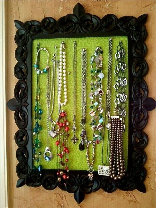 do it yourself corkboard with frame pieces of jewelery green