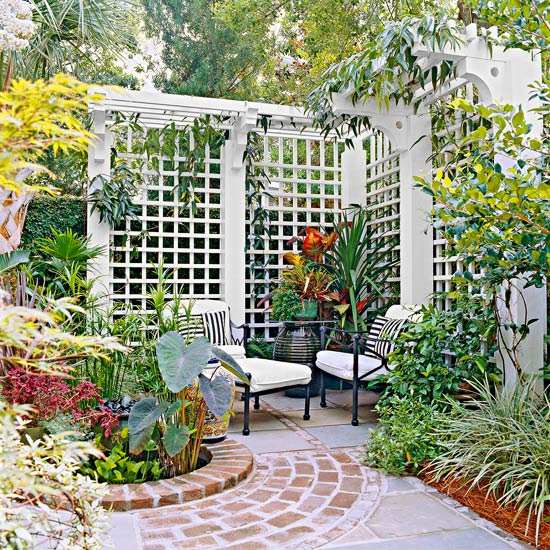 garden-privacy-white-wooden-lattice patio sitting area