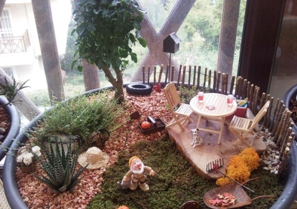 miniature garden dwarf figure outdoor furniture