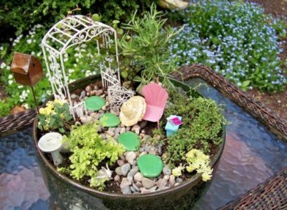 miniature-garden-pergola-lounger-decorative-stones