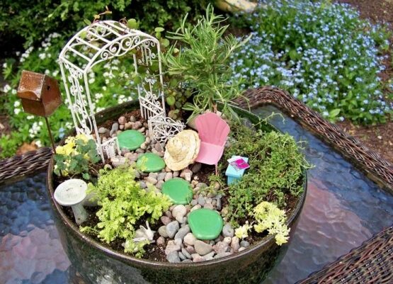 miniature-garden-pergola-lounger-decorative-stones