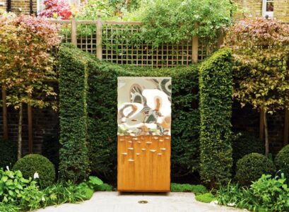 modern-garden-sculpures-wood-metal-hedge-trees-spring