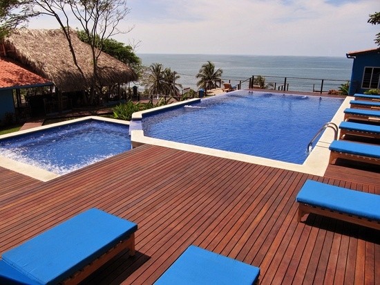 pool-deck-design-ideas-bangkirai-wood