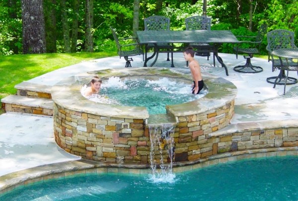 أتيكوس موضوع مستحلب  Portable hot tub in the garden, swimming pool or spa?