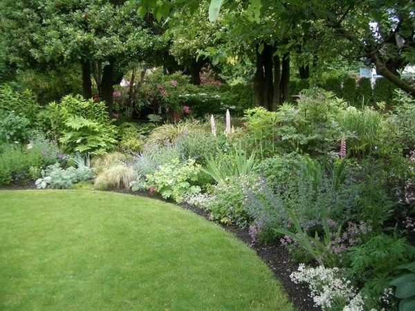 traditional landscape English garden ideas lawn flowers