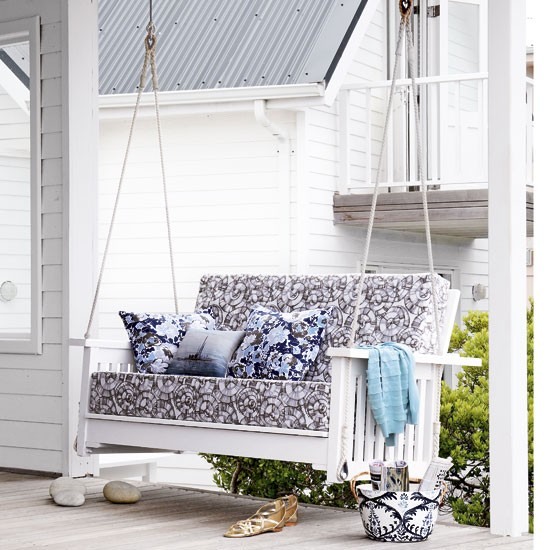 wooden-white-swing-decorative-pillows
