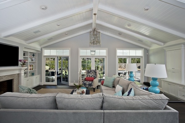 Contemporary family room whith vaulted ceiling and hanging chandelier