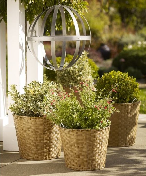 Decorating fresh patio area garden baskets