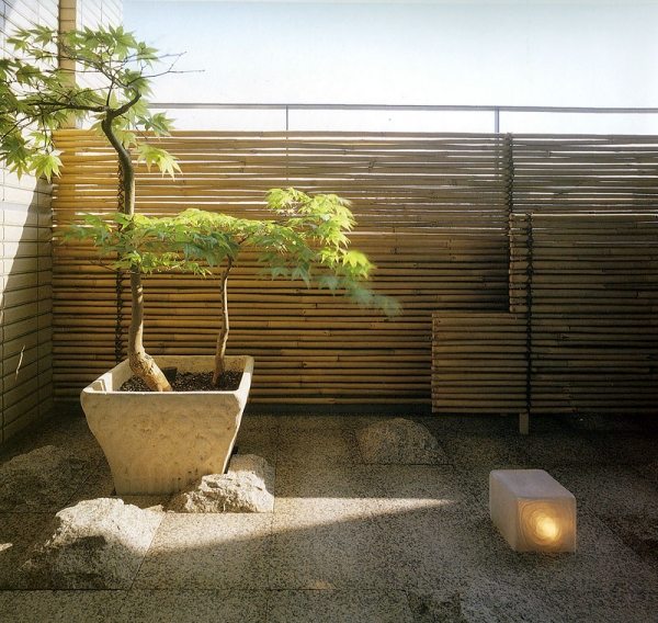 balcony privacy bamboo rods stone tiles Japanese pine