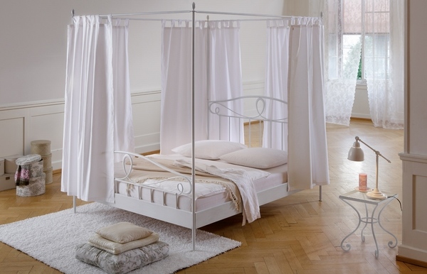 beautiful excuisite white canopy bed