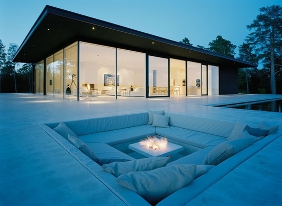 lounge-area-built-in-fire-pit-design-in-the-garden