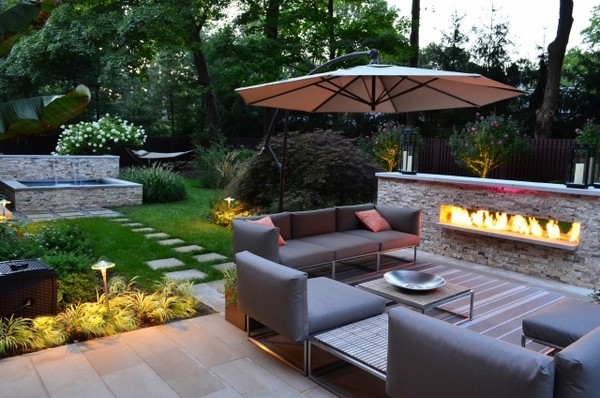 outdoor-fire-pit-ideas stone wall patio furniture parasol