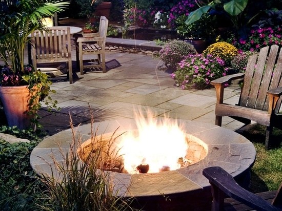 stone-edge-round-fire-pit-design-in-garden