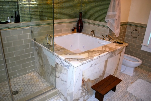 Asian-bathroom-ideas-Japanese-soaking-tub-marble 
