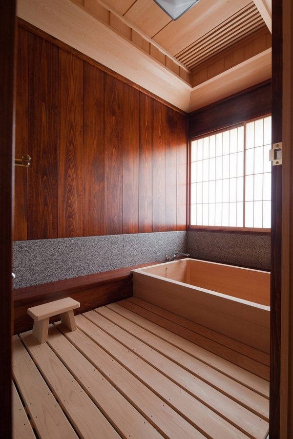 Asian-style-bathroom-japanese-style-soaking-tub 