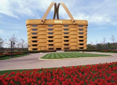 Basket-Building-Longarberger-company-USA