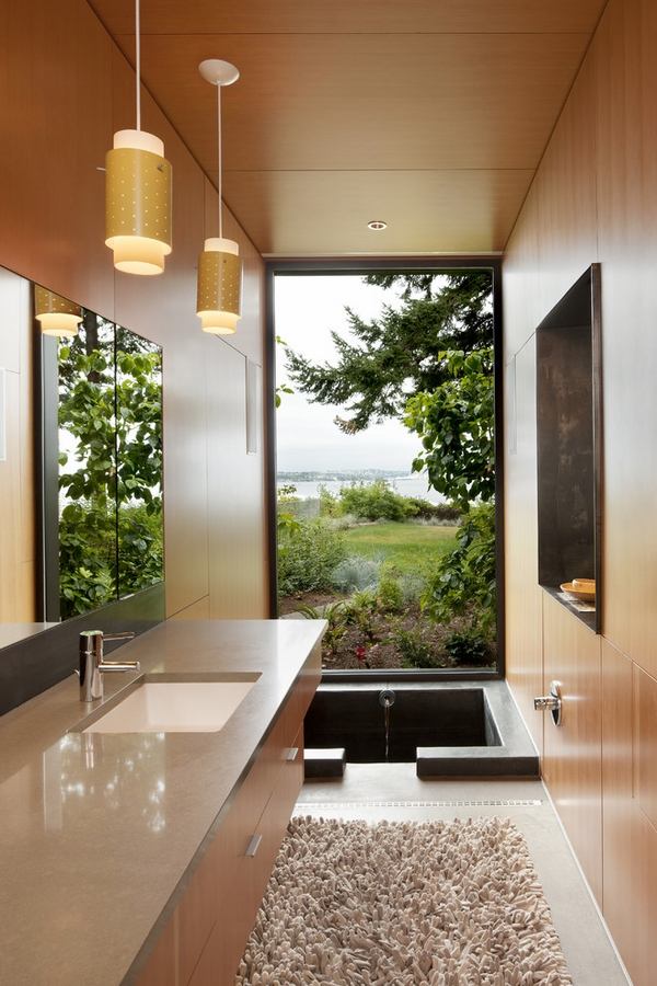 Contemporary-bathroom-with-japanese-style-soaking-tub