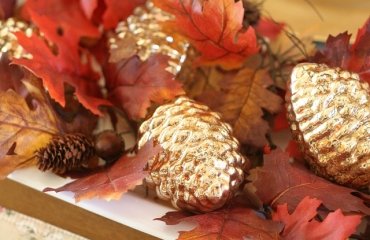 DIY-autumn-decoration-ideas-in-gold-fall-craft-leaves-cones