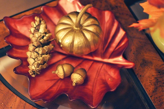 DIY autumn decoration ideas in gold and red mantel decorating pumpkin acorns 