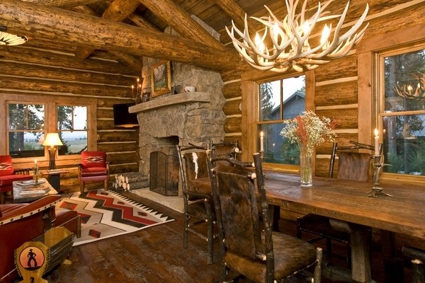 Rustic living room design wood table-antler-chandelier