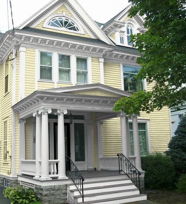 Traditional-Exterior-color-schemes-yellow white