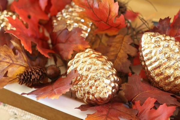 autumn thanksgiving table decoration centerpiece with gold pine cones