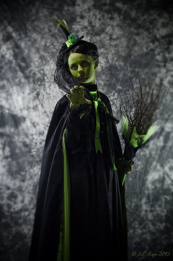 best Halloween witch make up and costume ideas broom hat greem make up best broom hat