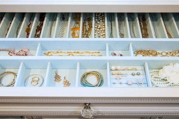 closet-organization-tips-jewelry-organisers-drawers