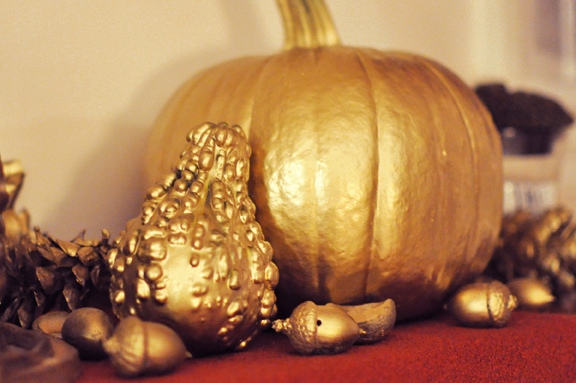 creative DIY autumn decorating ideas gold pumpkins