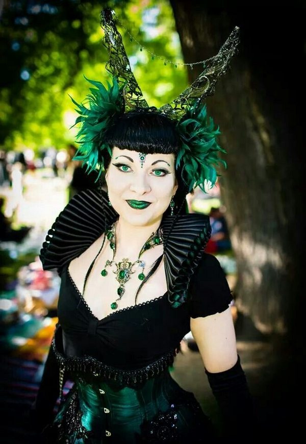 costume black green