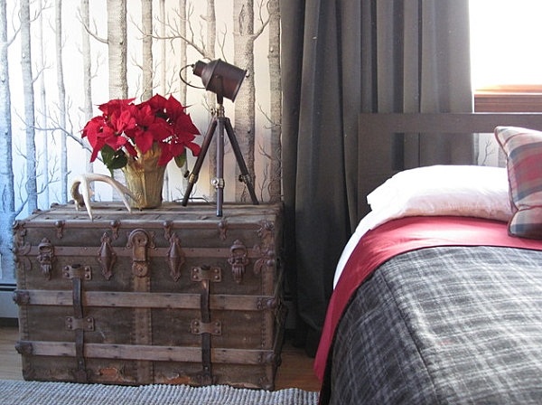 how to decorate a small-bedroom-ideas wooden chest bedside table flowers