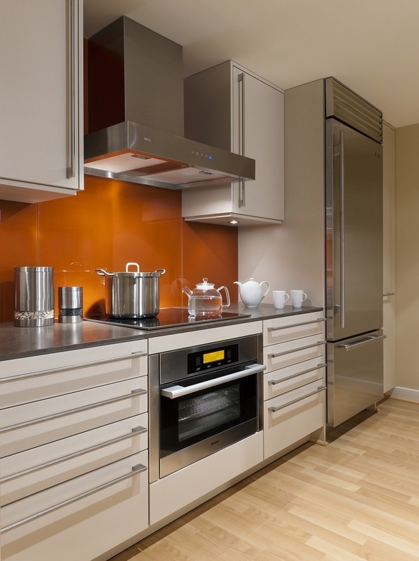 modern-kitchen-design-glass-backsplash-contrast-color-orange