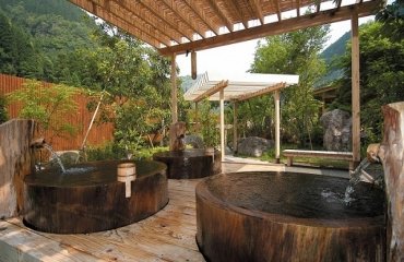 outdoor-japanese-ofuro-soaking-tubs-spa-experience-in-the-garden