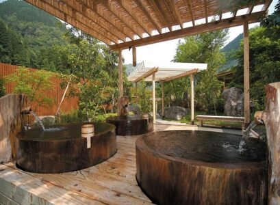 outdoor-japanese-ofuro-soaking-tubs-spa-experience-in-the-garden
