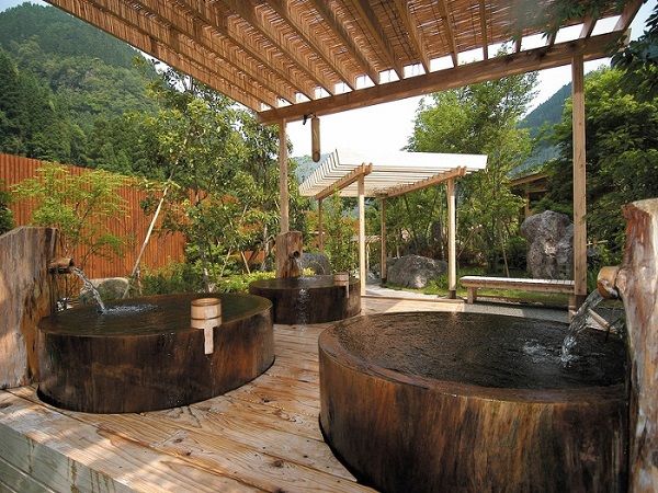 outdoor-japanese-ofuro-soaking-tubs-spa experience in the garden