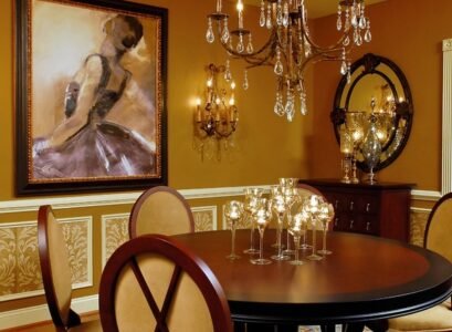 small-dining-room-design-round-table-crystal-chandelier