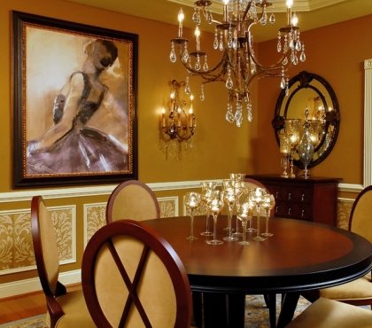 small-dining-room-design-round-table-crystal-chandelier