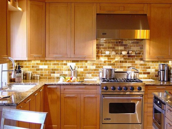 traditional-kitchen-design-subway-tile-backsplash-brown-yellow-shades