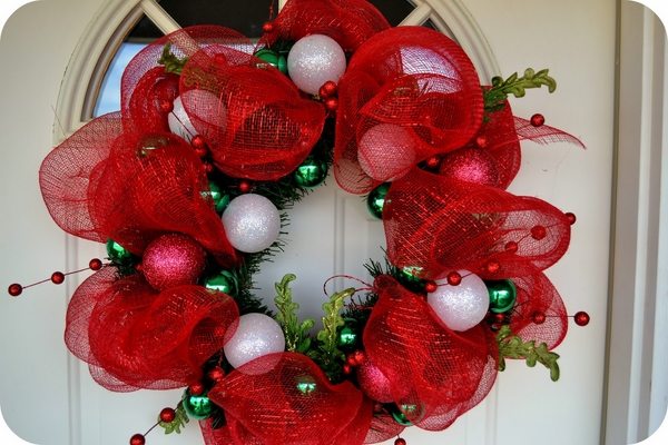 Christmas-decor-ideas-mesh wreath-red-white-green-colors