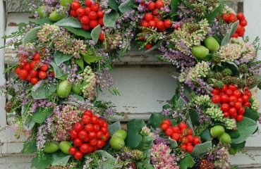 Christmas-decoration-ideas-fresh-door-wreath-branches-leaves-berries-lime