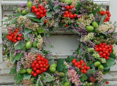 Christmas-decoration-ideas-fresh-door-wreath-branches-leaves-berries-lime