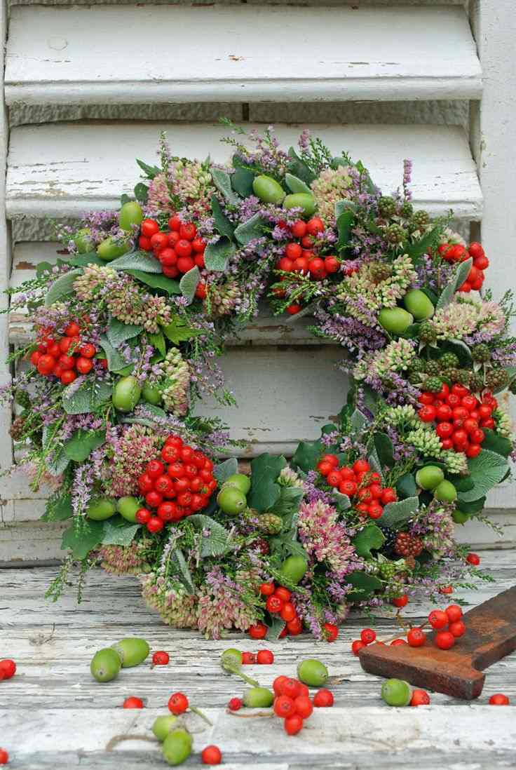 Christmas decoration-ideas-fresh-door-wreath-branches-leaves-berries