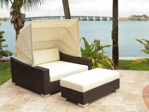 Contemporary patio wicker day bed with canopy