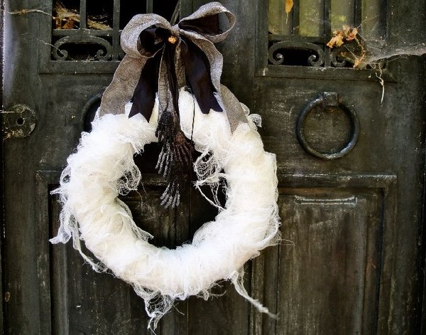 Cool Halloween wreath mummys tomb front door wreath ideas